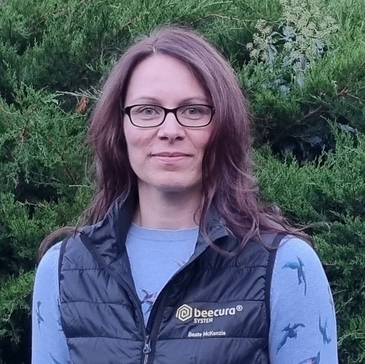 Beate McKenzie, Wissensvermittlerin und Referentin für Bienenstockluft